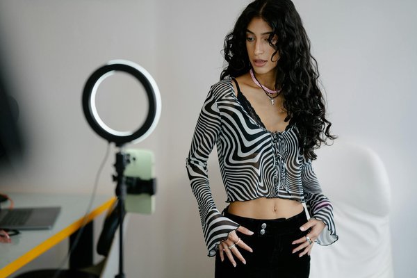 Élevez Votre Style Professionnel : Astuces pour Styliser vos Boucles d'Oreilles Créoles