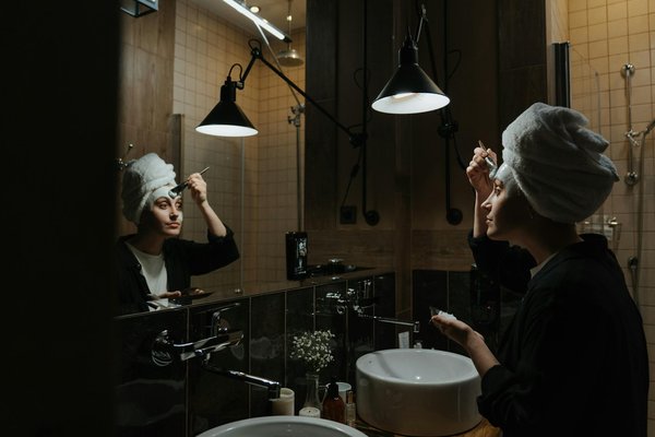 Comment la mode féminine reflète-t-elle les changements sociaux récents ?