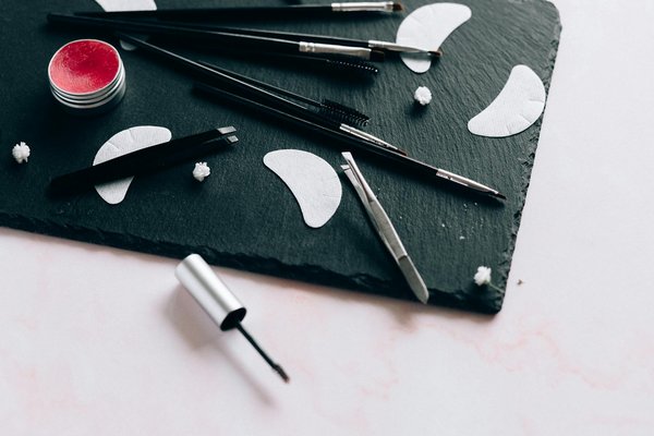 Décodage des Étiquettes des Cosmétiques Naturels : Le Guide Indispensable pour Votre Beauté Éthique