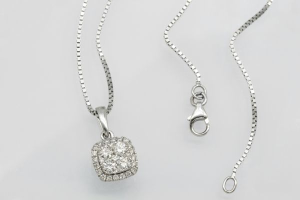 Explorez le pendentif diamant : une œuvre d'art fascinante